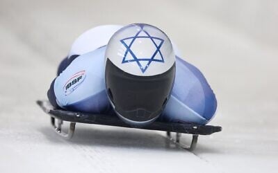 L'Israélien Jared Firestone participant à l'épreuve masculine de skeleton lors des Championnats du monde IBSF 2025, à Lake Placid, dans l'État de New York, le 6 mars 2025. (Crédit : Al Bello/Getty Images/AFP)