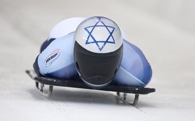 L'Israélien Jared Firestone participant à l'épreuve masculine de skeleton lors des Championnats du monde IBSF 2025, à Lake Placid, dans l'État de New York, le 6 mars 2025. (Crédit : Al Bello/Getty Images/AFP)