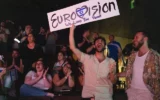 Des personnes réagissant en regardant le dépouillement des votes lors du Concours Eurovision de la chanson 2025, diffusé dans un centre communautaire, à Tel Aviv, en Israël, tôt le matin du 18 mai 2025. (Crédit : Maya Levin/AFP)