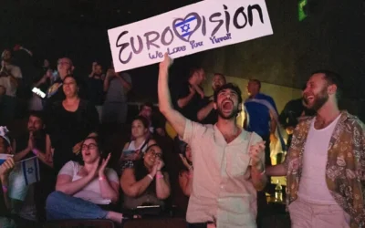 Des personnes réagissant en regardant le dépouillement des votes lors du Concours Eurovision de la chanson 2025, diffusé dans un centre communautaire, à Tel Aviv, en Israël, tôt le matin du 18 mai 2025. (Crédit : Maya Levin/AFP)