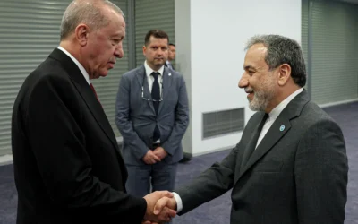 Le président turc Recep Tayyip Erdogan (à gauche) serre la main du ministre iranien des Affaires étrangères Abbas Araghchi avant la 51e session du Conseil des ministres des Affaires étrangères de l'Organisation de la coopération islamique à Istanbul, le 21 juin 2025. (Crédit : Service de presse de la présidence turque/AFP) Le président turc Recep Tayyip Erdogan (à gauche) serre la main du ministre iranien des Affaires étrangères Abbas Araghchi avant la 51e session du Conseil des ministres des Affaires étrangères de l'Organisation de la coopération islamique à Istanbul, le 21 juin 2025. (Crédit : Service de presse de la présidence turque/AFP)