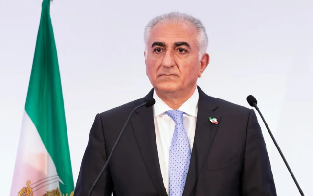 Reza Pahlavi, figure de l’opposition iranienne et fils du shah déchu, tient une conférence de presse à Paris le 23 juin 2025. (Crédit : Joel Saget/AFP)