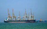 Des pétroliers au terminal à conteneurs de Khor Fakkan, le seul port naturel en eau profonde de la région et l'un des principaux ports à conteneurs de l'émirat de Sharjah, le long du détroit d'Ormuz, une voie navigable par laquelle transite un cinquième de la production mondiale de pétrole, le 23 juin 2025. (Crédit : Giuseppe CACACE / AFP)