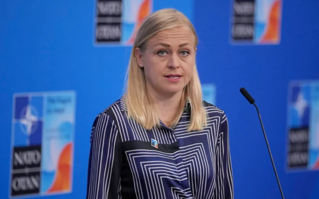 La ministre finlandaise des Affaires étrangères, Elina Valtonen, s'adresse aux médias à son arrivée au sommet de l'OTAN réunissant les chefs d'État et de gouvernement à La Haye, le 25 juin 2025. (Crédit : Kin Cheung / POOL / AFP) La ministre finlandaise des Affaires étrangères, Elina Valtonen, s'adresse aux médias à son arrivée au sommet de l'OTAN réunissant les chefs d'État et de gouvernement à La Haye, le 25 juin 2025. (Crédit : Kin Cheung / POOL / AFP)