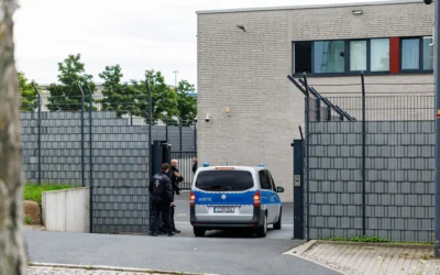 Photo d'Illustration : un véhicule de la justice allemande pénètre dans l'enceinte du tribunal régional supérieur de Dresde, dans l'est de l'Allemagne, le 5 août 2025. (Crédit : JENS SCHLUETER / AFP) Photo d'Illustration : un véhicule de la justice allemande pénètre dans l'enceinte du tribunal régional supérieur de Dresde, dans l'est de l'Allemagne, le 5 août 2025. (Crédit : JENS SCHLUETER / AFP)