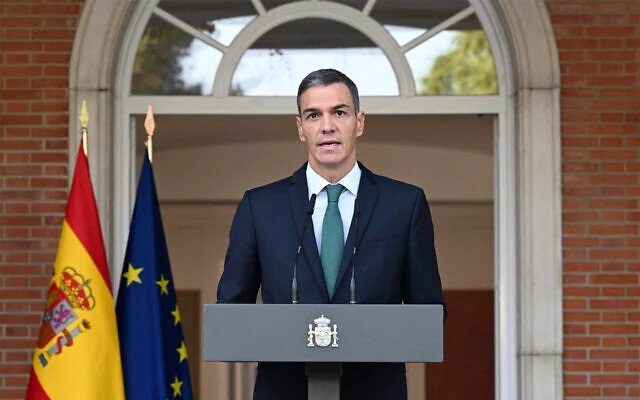 Le Premier ministre espagnol Pedro Sanchez annonçant plusieurs mesures, dont un embargo sur les armes contre Israël, le 8 septembre 2025. (Crédit : Borja Puig de la Bellacasa /La Moncloa/AFP) Le Premier ministre espagnol Pedro Sanchez annonçant plusieurs mesures, dont un embargo sur les armes contre Israël, le 8 septembre 2025. (Crédit : Borja Puig de la Bellacasa /La Moncloa/AFP)