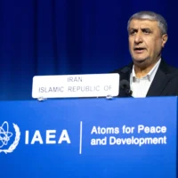 Le chef de l'Organisation iranienne de l'énergie atomique (AEOI), Mohammad Eslami, s'exprimant lors de la 69ᵉ session plénière ordinaire de l'Agence internationale de l'énergie atomique (AIEA), à son siège à Vienne, en Autriche, le 15 septembre 2025. (Crédit : Joe Klamar/AFP)