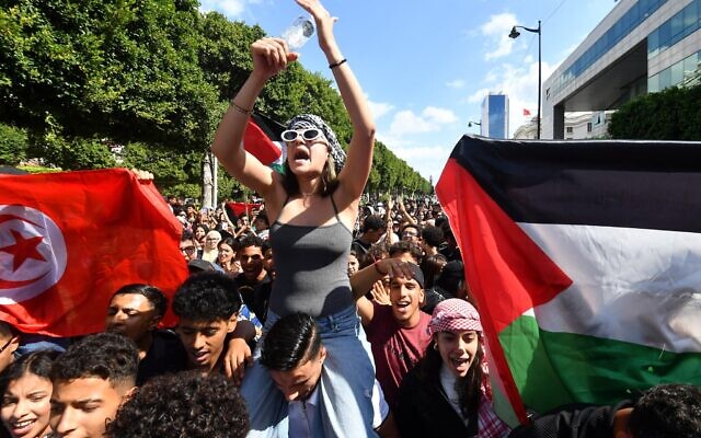 Des lycéens scandant des slogans contre Israël lors d'une manifestation devant l'ambassade de France, à Tunis, le 2 octobre 2025. (Crédit : Fethi Belaid/AFP)