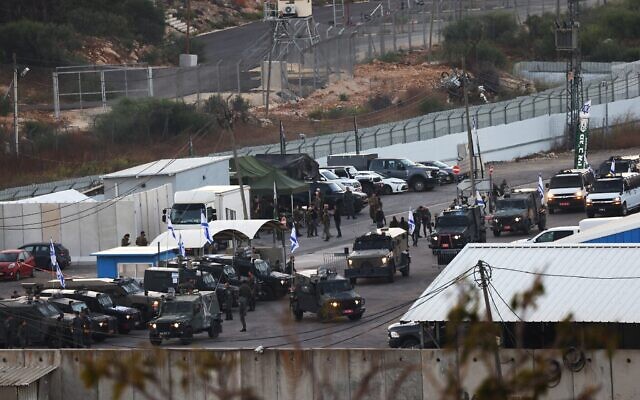 Des véhicules de l'armée israélienne en position avant la libération de prisonniers palestiniens en échange d'otages israéliens, devant la prison militaire d'Ofer, en Cisjordanie, le 13 octobre 2025,. (Crédit : Hazem Bader/AFP)