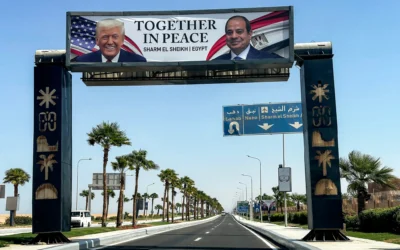 Une affiche publicitaire représentant le président américain Donald Trump et le président égyptien Abdel-Fattah el-Sissi avec le slogan "ensemble dans la paix", à Charm el-Cheikh le 14 octobre 2025. (Crédit : Khaled Desouki/AFP)