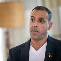 L'ancien otage Eli Sharabi, photographié à Herzliya le 20 octobre 2025. (Crédit : Fadel Senna/AFP)