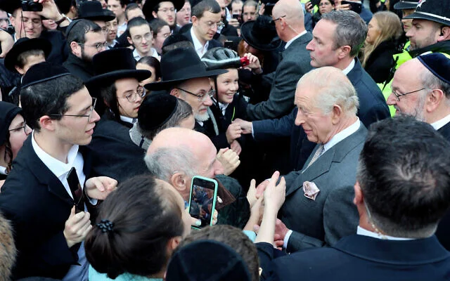 Le roi Charles III de Grande-Bretagne rencontre des membres de la communauté lors d'une visite à la synagogue de la congrégation hébraïque de Heaton Park, à Crumpsall, dans le nord de Manchester, le 20 octobre 2025. (Chris Jackson / POOL / AFP)