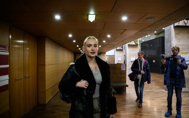 L'influenceuse française Mila Orriols arrive au tribunal de Lyon, dans le centre-est de la France, le 21 octobre 2025, pour son procès pour « injures fondées sur l'origine ».
Mila, qui s'est retrouvée sous les feux des projecteurs après avoir été harcelée en 2020 pour des critiques en ligne de l'islam, ce qui l'a contrainte à quitter son école et à vivre sous protection policière, est jugée pour des propos publiés en février 2024 sur le réseau social X.com. (JEFF PACHOUD / AFP)