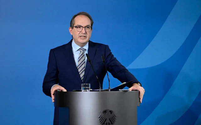 Le ministre allemand de l'Intérieur, Alexander Dobrindt, s'exprime lors d'une conférence de presse à Berlin le 5 novembre 2025. (Crédit : Tobias SCHWARZ / AFP)