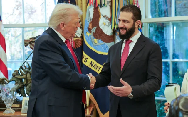 Le président américain Donald Trump (à gauche) serrant la main du président syrien Ahmed al-Sharaa à la Maison Blanche, à Washington, sur une photo diffusée le 10 novembre 2025. (Crédit : SANA/AFP)