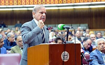Le Premier ministre pakistanais Shehbaz Sharif s'adressant au Parlement lors d'une session consacrée aux amendements constitutionnels, sur une photo prise et diffusée par le Département de l'information de presse du Pakistan (PID) le 12 novembre 2025 (Crédit : Département de l'information de presse du Pakistan/AFP)