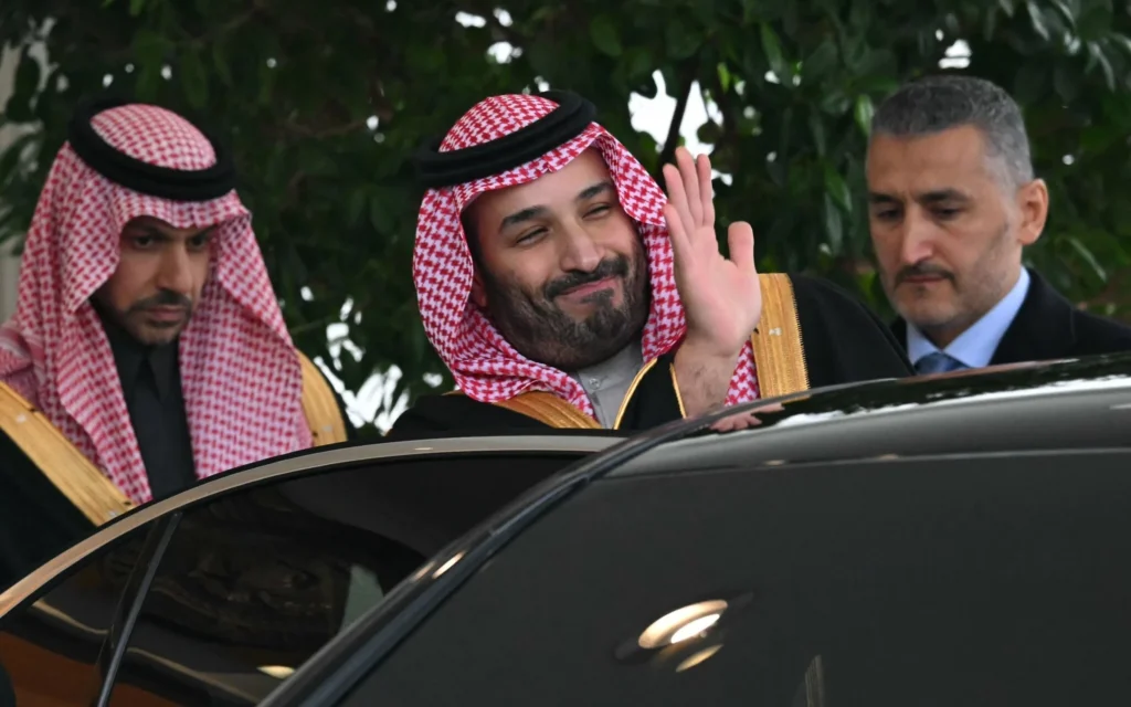 Le prince héritier et Premier ministre du Royaume d'Arabie saoudite, Mohammed ben Salmane, fait ses adieux en quittant la Maison Blanche après une réunion dans le Bureau ovale avec le président américain Donald Trump à Washington, DC, le 18 novembre 2025. (Crédit : ANDREW CABALLERO-REYNOLDS / AFP) Le prince héritier et Premier ministre du Royaume d'Arabie saoudite, Mohammed ben Salmane, fait ses adieux en quittant la Maison Blanche après une réunion dans le Bureau ovale avec le président américain Donald Trump à Washington, DC, le 18 novembre 2025. (Crédit : ANDREW CABALLERO-REYNOLDS / AFP)