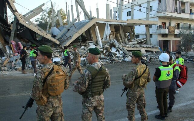 Des soldats de l'armée libanaise assurant la sécurité du site d'une frappe aérienne israélienne qui a visé un bâtiment dans le village de Deir Kifa, dans le sud du Liban, le 19 novembre 2025. (Crédit : Mahmoud Zayyat/AFP)