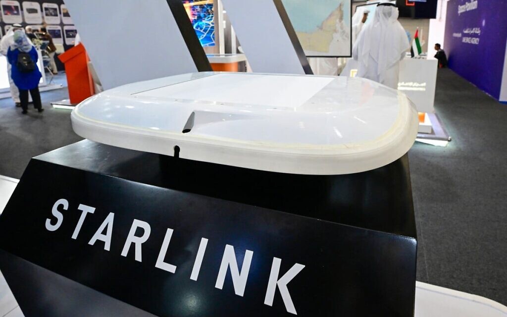 Photo d'illustration: Une antenne Starlink pour avions exposée à l'aéroport international Al-Maktoum lors du salon aéronautique de Dubaï 2025, le 20 novembre 2025. (Crédit : Giuseppe Cacace/AFP)