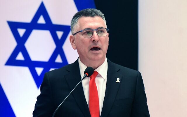 Le ministre des Affaires étrangères Gideon Saar lors d'une conférence de presse conjointe à Asunción dans le cadre de sa visite officielle au Paraguay, le 24 novembre 2025. (Crédit : Daniel Duarte/AFP) Le ministre des Affaires étrangères Gideon Saar lors d'une conférence de presse conjointe à Asunción dans le cadre de sa visite officielle au Paraguay, le 24 novembre 2025. (Crédit : Daniel Duarte/AFP)
