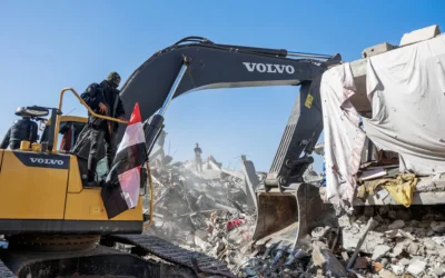 Une pelleteuse recherche le dernier corps sans vie d'un otage à Gaza dans le cadre d'une opération supervisée par le Hamas et par des travailleurs égyptiens accompagnés de membres du Comité international de la Croix-Rouge (CICR), dans le camp de réfugiés de Jabalia, dans le nord de la bande, le 1er décembre 2025.
 (Crédit : Omar Al-Qattaa/AFP)