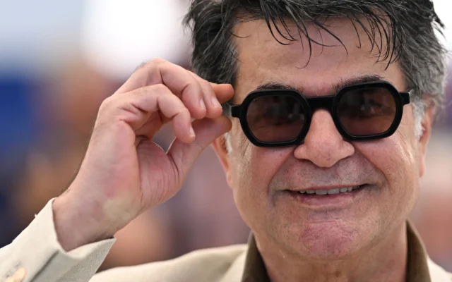 Le réalisateur, scénariste et producteur iranien Jafar Panahi pose lors d'une séance photo pour le film « Un simple accident » (A Simple Accident) à la 78e édition du Festival de Cannes, dans le sud de la France, le 21 mai 2025. (Crédit : Miguel MEDINA / AFP) Le réalisateur, scénariste et producteur iranien Jafar Panahi pose lors d'une séance photo pour le film « Un simple accident » (A Simple Accident) à la 78e édition du Festival de Cannes, dans le sud de la France, le 21 mai 2025. (Crédit : Miguel MEDINA / AFP)