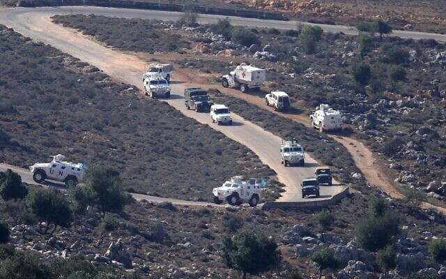 Des observateurs de la FINUL patrouillent avec l'armée libanaise dans la région de Buwayda, près de Marjayoun, à la frontière avec Israël dans le sud du Liban, le 4 décembre 2025. (Crédit: Rabih DAHER / AFP)