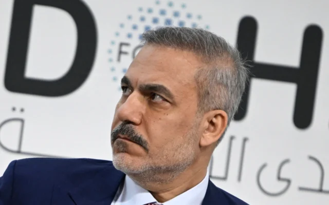 Le ministre turc des Affaires étrangères, Hakan Fidan, assiste à une session lors de la journée d'ouverture du Forum de Doha, une conférence diplomatique annuelle, à Doha, le 6 décembre 2025. (Crédit : Mahmud Hams/AFP)