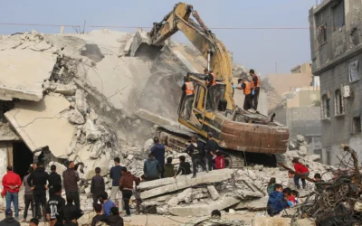 Les équipes de défense civile du Hamas utilisent une excavatrice pour fouiller les décombres d'un bâtiment détruit dans le camp de réfugiés de Bureij, dans le centre de la bande de Gaza, le 6 décembre 2025. (Crédit: Eyad BABA / AFP)