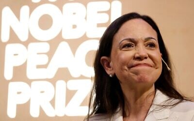 La lauréate du prix Nobel de la paix, Maria Corina Machado, souriant lors d'une conférence de presse organisée au Grand Hôtel d'Oslo, en Norvège, le 11 décembre 2025. (Crédit : Odd Andersen/AFP)