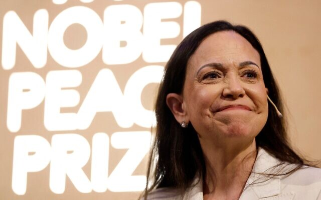 La lauréate du prix Nobel de la paix, Maria Corina Machado, souriant lors d'une conférence de presse organisée au Grand Hôtel d'Oslo, en Norvège, le 11 décembre 2025. (Crédit : Odd Andersen/AFP)