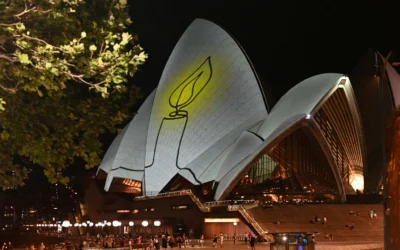 L'Opéra de Sydney est illuminé à la lueur des bougies à Sydney, en Australie, dans le cadre d'une journée nationale de réflexion en hommage aux victimes de l'attentat terroriste de Bondi Beach qui a visé la communauté juive une semaine plus tôt, le 21 décembre 2025 . (Crédit : (Crédit : Saeed Khan/ AFP)