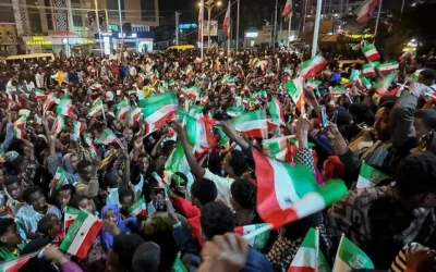 Des habitants agitent des drapeaux du Somaliland lors d'un rassemblent pour célébrer la reconnaissance du Somaliland par Israël, dans le centre-ville de Hargeisa, le 26 décembre 2025. (Farhan Aleli/AFP)