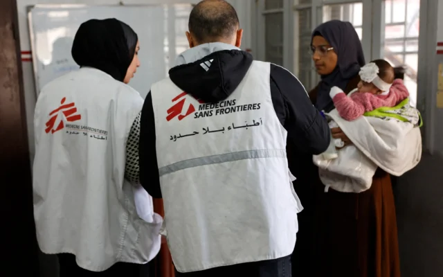 Une Gazaouie arrivant avec un enfant au dispensaire de Médecins Sans Frontières (MSF) dans le quartier d'al-Rimal à Gaza-City, le 31 décembre 2025. (Crédit : Omar al-Qattaa/AFP) Une Gazaouie arrivant avec un enfant au dispensaire de Médecins Sans Frontières (MSF) dans le quartier d'al-Rimal à Gaza-City, le 31 décembre 2025. (Crédit : Omar al-Qattaa/AFP)