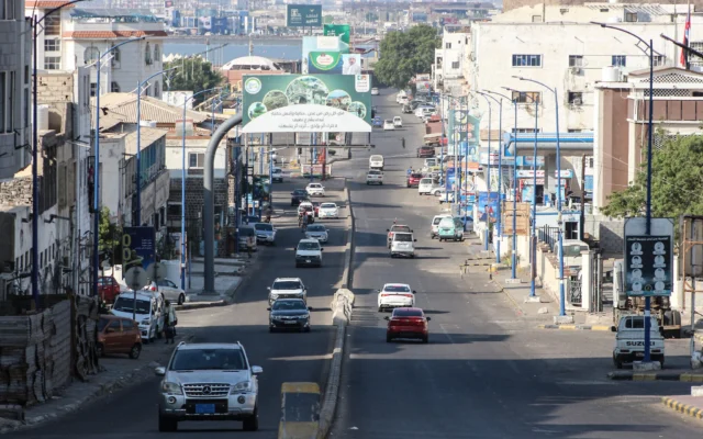 Des voitures circulent près du siège du gouvernement internationalement reconnu du Yémen, à Aden, le 31 décembre 2025. (Crédit : Saleh Al-OBEIDI/AFP)