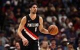 Deni Avdija, des Portland Trail Blazers, dribblant contre les New Orleans Pelicans au Smoothie King Center, à La Nouvelle-Orléans, en Louisiane, le 2 janvier 2026. (Crédit : Chris Graythen/Getty Images/AFP)