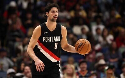 Deni Avdija, des Portland Trail Blazers, dribblant contre les New Orleans Pelicans au Smoothie King Center, à La Nouvelle-Orléans, en Louisiane, le 2 janvier 2026. (Crédit : Chris Graythen/Getty Images/AFP)