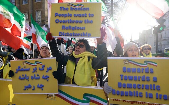 Des manifestants réunis avec des pancartes devant les grilles de Downing Street assistant à un rassemblement organisé par l'Association des femmes anglo-iraniennes au Royaume-Uni afin de manifester leur solidarité avec les manifestants iraniens et de protester contre la répression des manifestations par le régime iranien, dans le centre-ville de Londres, le 3 janvier 2026. (Crédit : Brook Mitchell/AFP)