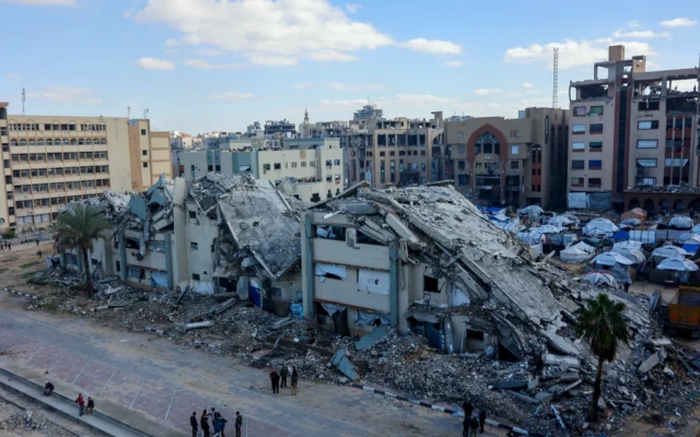 Photo d'illustration : Des bâtiments endommagés à Gaza-City, le 3 janvier 2026. (Crédit : Omar AL-QATTAA / AFP)