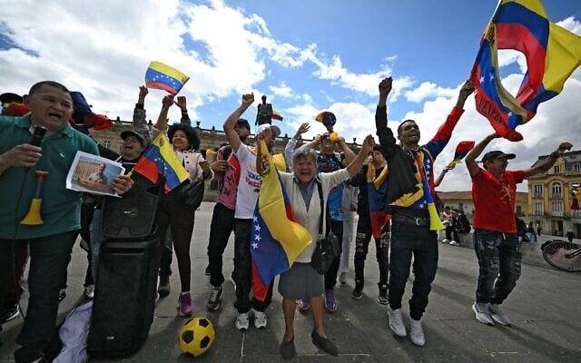 Des gens célébrant la capture du dictateur vénézuélien Nicolas Maduro par les forces américaines, sur la place Bolivar, à Caracas, le 3 janvier 2026. (Crédit : Luis Acosta/AFP) Des gens célébrant la capture du dictateur vénézuélien Nicolas Maduro par les forces américaines, sur la place Bolivar, à Caracas, le 3 janvier 2026. (Crédit : Luis Acosta/AFP)