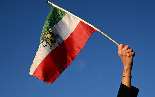 Photo d'illustration : Un manifestant brandit un drapeau iranien datant d'avant la révolution islamique de 1979 lors d'une manifestation contre la répression des manifestations par le régime iranien dans le centre de Paris, le 4 janvier 2026. (Crédit: Blanca CRUZ / AFP) Photo d'illustration : Un manifestant brandit un drapeau iranien datant d'avant la révolution islamique de 1979 lors d'une manifestation contre la répression des manifestations par le régime iranien dans le centre de Paris, le 4 janvier 2026. (Crédit: Blanca CRUZ / AFP)