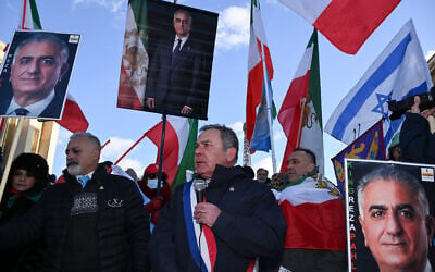 Le sénateur français Francis Szpiner (au centre) prenant la parole lors d'une manifestation contre la répression des manifestations par le régime de la République islamique d'Iran, dans le centre de Paris, le 4 janvier 2026. (Crédit : Blanca Cruz/AFP)