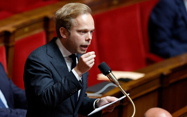 Le député UDR Charles Alloncle s'exprimant lors d'une séance de questions au gouvernement à l'Assemblée nationale française, la chambre basse du Parlement français, à Paris, le 10 juin 2025. (Crédit : Geoffroy Van der Hasselt/AFP) Le député UDR Charles Alloncle s'exprimant lors d'une séance de questions au gouvernement à l'Assemblée nationale française, la chambre basse du Parlement français, à Paris, le 10 juin 2025. (Crédit : Geoffroy Van der Hasselt/AFP)