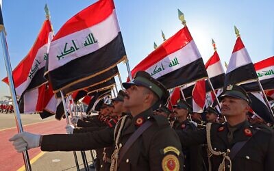 Illustration : Des officiers de l'armée irakienne nouvellement diplômés participant à un défilé militaire lors des célébrations de la Journée de l'armée au Collège militaire de Bagdad, le 6 janvier 2026. (Crédit : Ahmad al-Rubaye/AFP) Illustration : Des officiers de l'armée irakienne nouvellement diplômés participant à un défilé militaire lors des célébrations de la Journée de l'armée au Collège militaire de Bagdad, le 6 janvier 2026. (Crédit : Ahmad al-Rubaye/AFP)