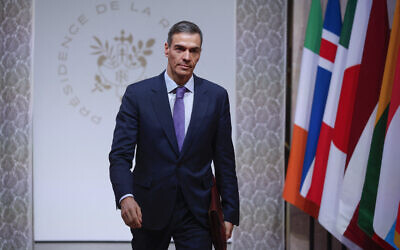 Le Premier ministre espagnol Pedro Sánchez arrivant pour la réunion de la Coalition des volontaires, au palais de l'Élysée, à Paris, le 6 janvier 2026. (Crédit : Yoan Valat/Pool/AFP)