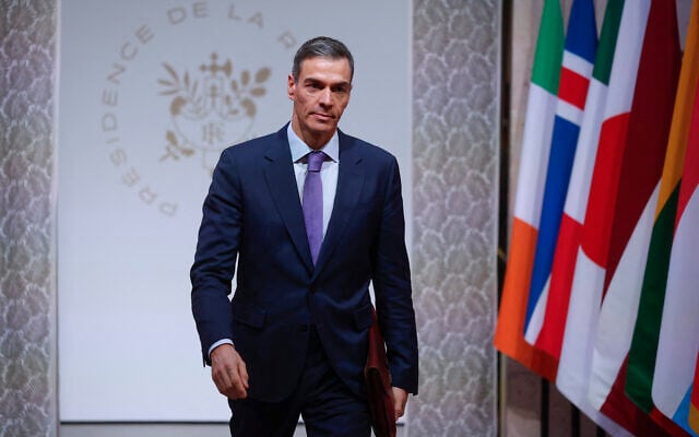 Le Premier ministre espagnol Pedro Sánchez arrivant pour la réunion de la Coalition des volontaires, au palais de l'Élysée, à Paris, le 6 janvier 2026. (Crédit : Yoan Valat/Pool/AFP) Le Premier ministre espagnol Pedro Sánchez arrivant pour la réunion de la Coalition des volontaires, au palais de l'Élysée, à Paris, le 6 janvier 2026. (Crédit : Yoan Valat/Pool/AFP)