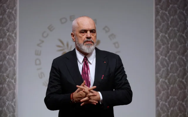 Le Premier ministre albanais Edi Rama arrive à Paris, au palais de l'Élysée, le 6 janvier 2026, pour une réunion. (Crédit : Yoan VALAT / POOL / AFP)