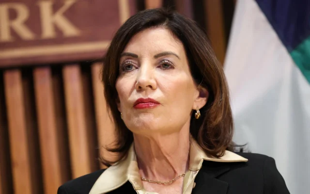 La gouverneure de l’État de New York, Kathy Hochul, assiste à une annonce relative à la sécurité publique au siège du département de police de New York (NYPD), à New York, le 6 janvier 2026. (Crédit : Charly Triballeau/AFP)