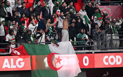 Les supporters algériens célèbrent la victoire après le match de huitième de finale de la Coupe d'Afrique des nations (CAN) entre l'Algérie et la République démocratique du Congo au stade Prince Moulay El Hassan
à Rabat, le 6 janvier 2026. (Crédit:  SEBASTIEN BOZON / AFP)