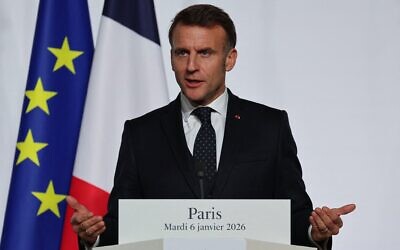 Le président français Emmanuel Macron donnant une conférence de presse après la signature de la déclaration sur le déploiement d'une force post-cessez-le-feu en Ukraine lors du sommet de la Coalition des volontaires sur les garanties de sécurité pour l'Ukraine, à l'Élysée, à Paris, le 6 janvier 2026. (Crédit : Ludovic Marin/POOL/AFP)